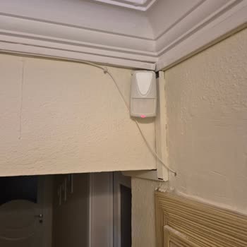 Duvarları Delerek İnce Görünür Kablolar Bırakan Etik Olmayan Türk Telekom Teknisyenleri