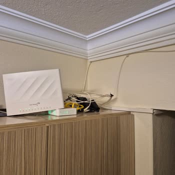 Duvarları Delerek İnce Görünür Kablolar Bırakan Etik Olmayan Türk Telekom Teknisyenleri