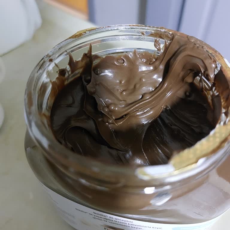 Nutella Kavanozunda Tanımsız Topçuklar Ve Sağlık Endişesi, İade Talebi