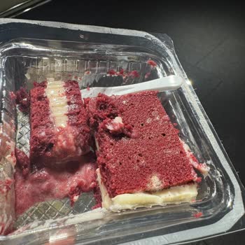 BİM Şubesinde Satılan Küflü Kadife Tatlısı Ve Personelin İlgisizliği