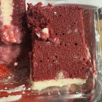 BİM Şubesinde Satılan Küflü Kadife Tatlısı Ve Personelin İlgisizliği