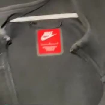 Nike Fermuarlı Ceket Sırtında Ve Kollarında İp Açılmaları