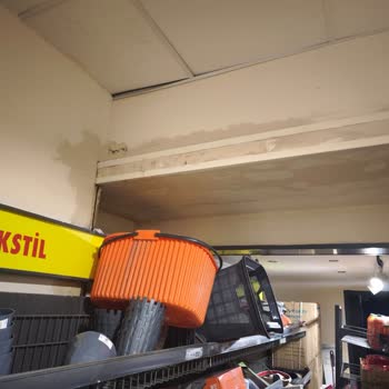 Şok Market Çatısındaki Su Sızıntısı Gıda Güvenliğini Tehdit Ediyor