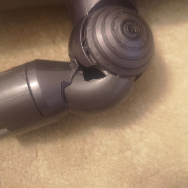 Dyson V8 Süpürgenin Bağlantı Parçasının Kısa Sürede Kırılması Ve Garanti İadesi Talebi