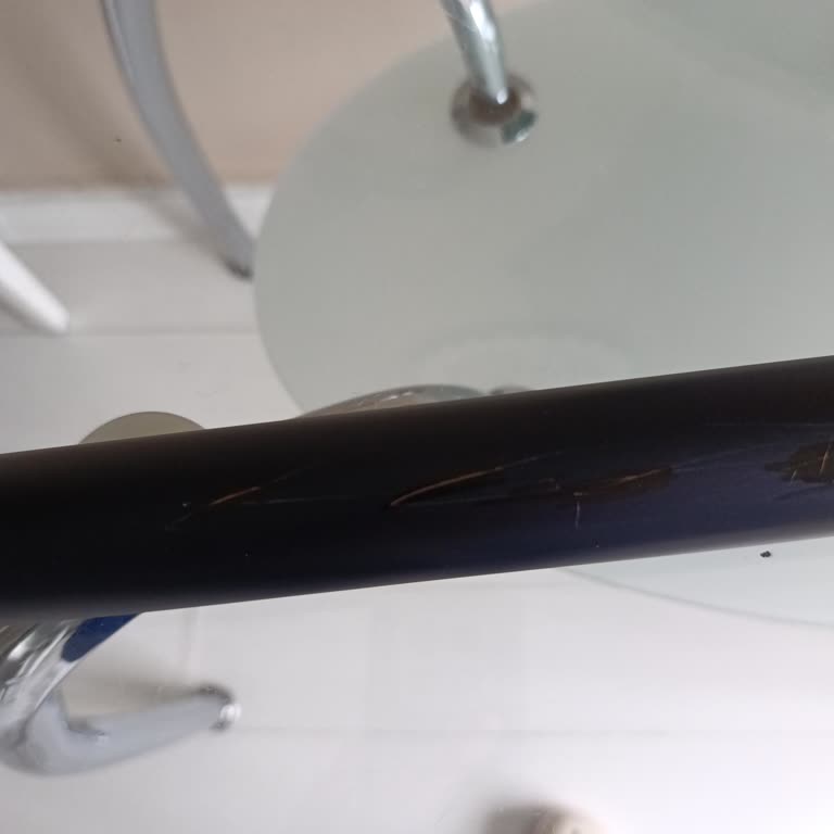 Yüksek Fiyatlı Dyson V8 Süpürge Üç Kullanımdan Sonra Boru Çizikleriyle Ayıplı Ve Değişim Bekliyor