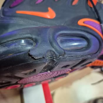 Nike Mağazasında Koku Ve Yırtılma, Garanti İhlali Ve Yardım Eksikliği