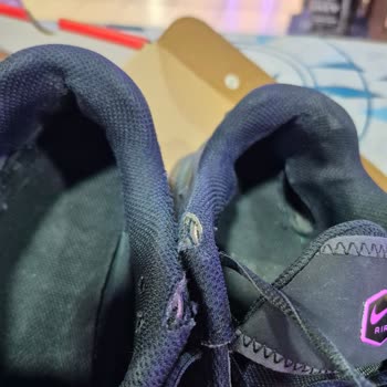 Nike Mağazasında Koku Ve Yırtılma, Garanti İhlali Ve Yardım Eksikliği