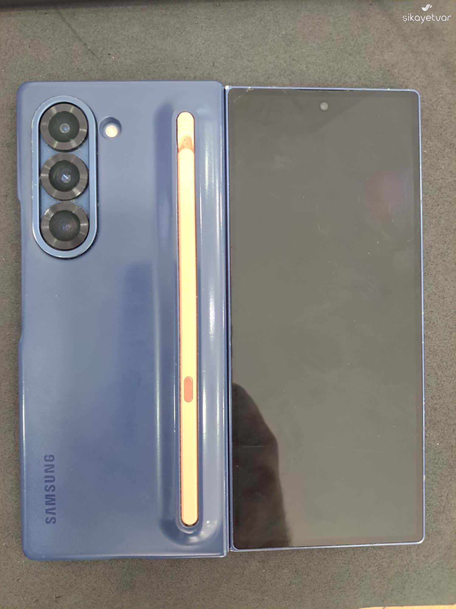 Samsung Telefon Z Fold 6 Katlanır Ekranda Kabarcık Ve Kararma