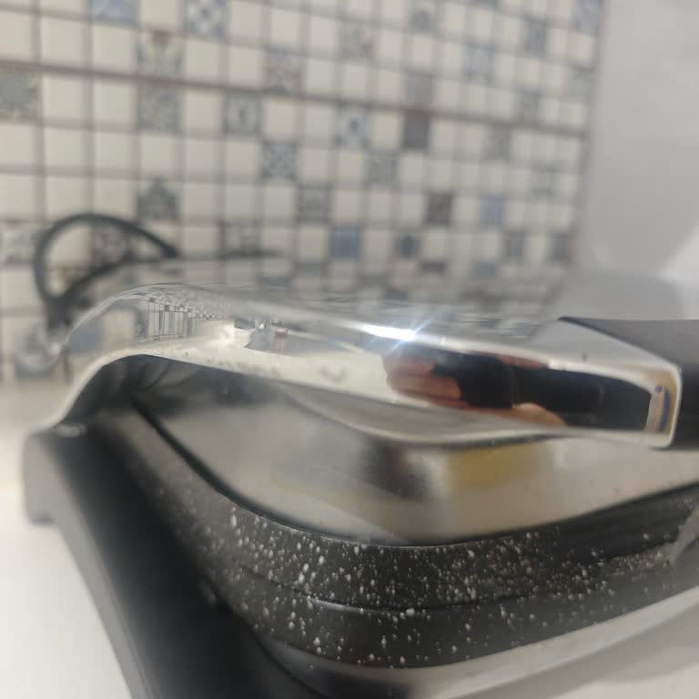 Korkmaz Kısa Sürede Kapağında Soyulma Oluşan Tost Makinesi İçin Değişim Talebi