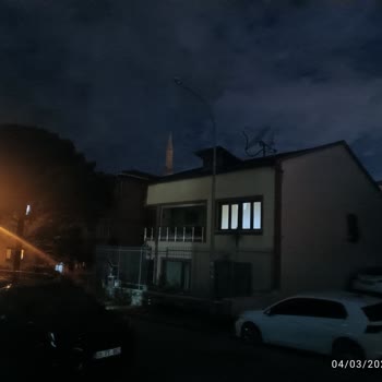 Arızalı Sokak Lambası Karanlıkta Güvenlik Riski Ve Belediye İlgisizliği