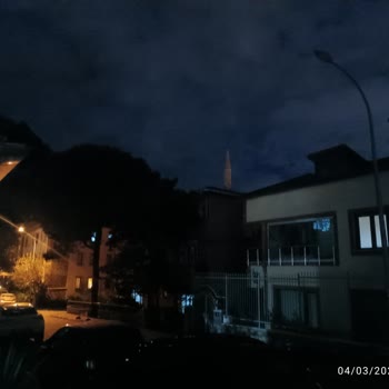 Arızalı Sokak Lambası Karanlıkta Güvenlik Riski Ve Belediye İlgisizliği