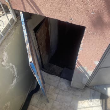 Bodrum Katındaki Pis Su Sızıntısı İş Yerini Zarar Veriyor Ve Müşteri Kaybına Neden Oluyor