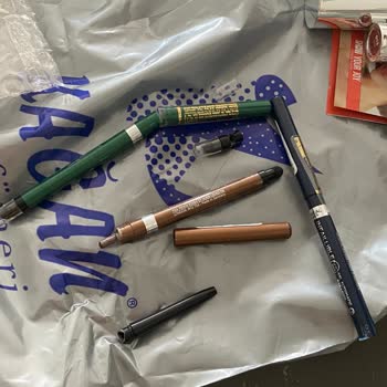 Kırık Göz Kalemleri Ve İlgisiz Müşteri Hizmetleri