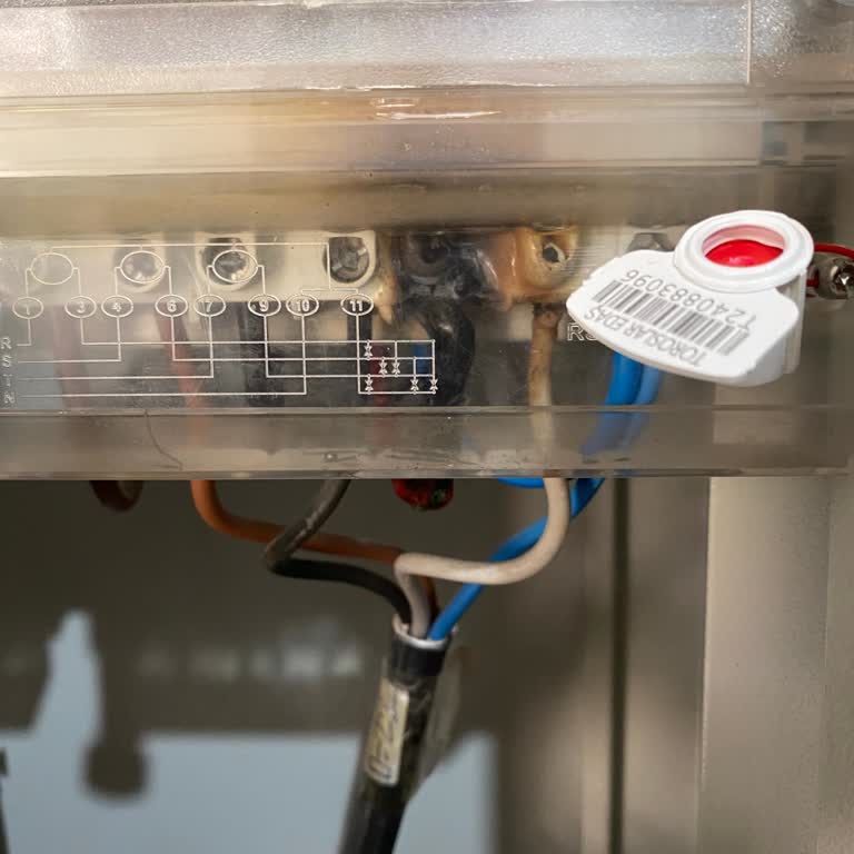 Yanmış Sayaç Ve Panodaki Yangın Riski İçin Acil Müdahale Talebi