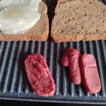 Tost Makinesinde Şişen Banvit Sosislerde Kalite Ve Sağlık Endişesi