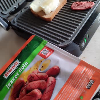 Tost Makinesinde Şişen Banvit Sosislerde Kalite Ve Sağlık Endişesi