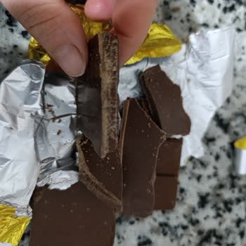 Eti Sütlü Kare Çikolatasında Şüpheli Tabaka Ve Bozulmuş Tat
