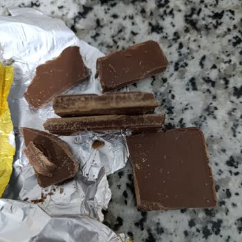 Eti Sütlü Kare Çikolatasında Şüpheli Tabaka Ve Bozulmuş Tat