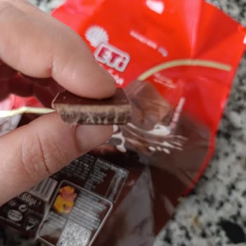 Eti Sütlü Kare Çikolatasında Şüpheli Tabaka Ve Bozulmuş Tat