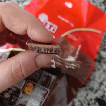 Eti Sütlü Kare Çikolatasında Şüpheli Tabaka Ve Bozulmuş Tat