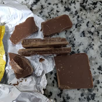 Eti Sütlü Kare Çikolatasında Şüpheli Tabaka Ve Bozulmuş Tat