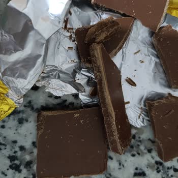 Eti Sütlü Kare Çikolatasında Şüpheli Tabaka Ve Bozulmuş Tat