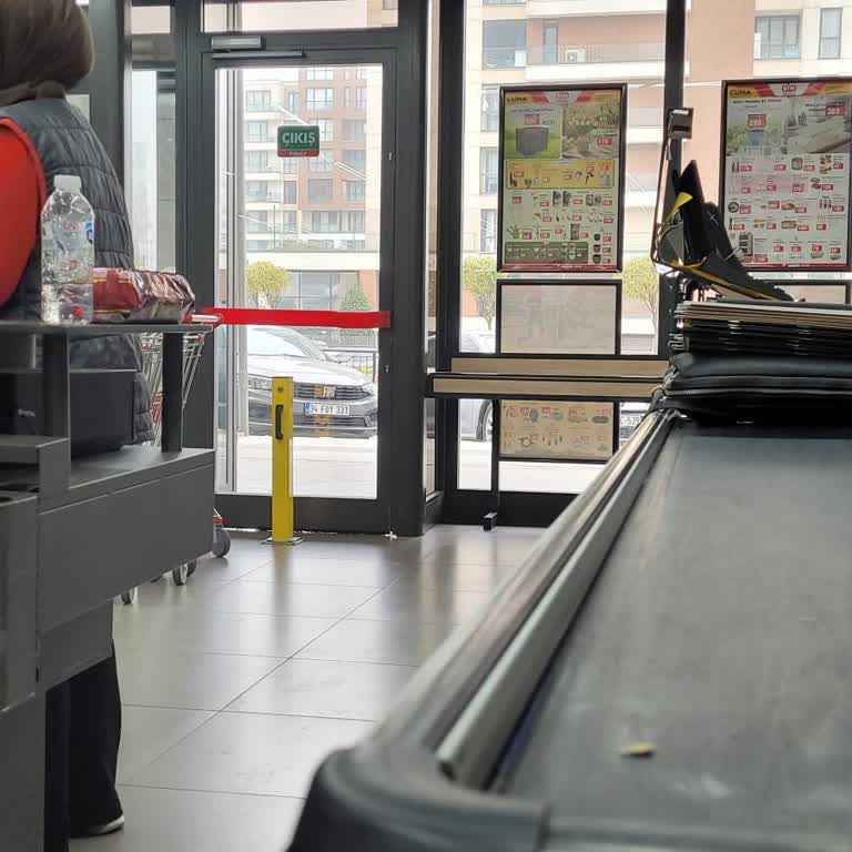 Market Girişi Ve Raf Düzeni Engelli Erişimine Uygun Değil