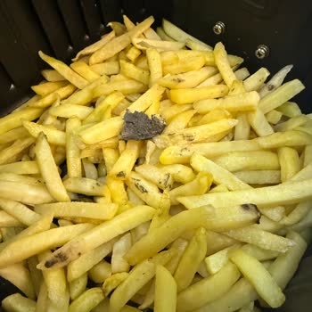 Lavi Dondurulmuş Patates Paketi İçinde Çamurlu Poşet Parçaları