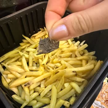 Lavi Dondurulmuş Patates Paketi İçinde Çamurlu Poşet Parçaları