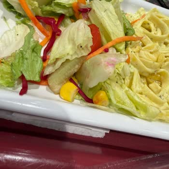 Sayrem Şubesinde Salatada Canlı Sinek Görülmesi Ve Hijyen Şikayeti