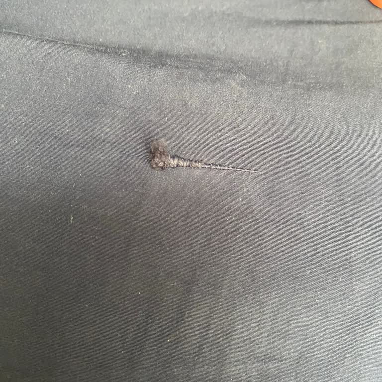 Satış Öncesi Tamir Edilmiş Trençkot Ve Mağaza İletişimsizliği