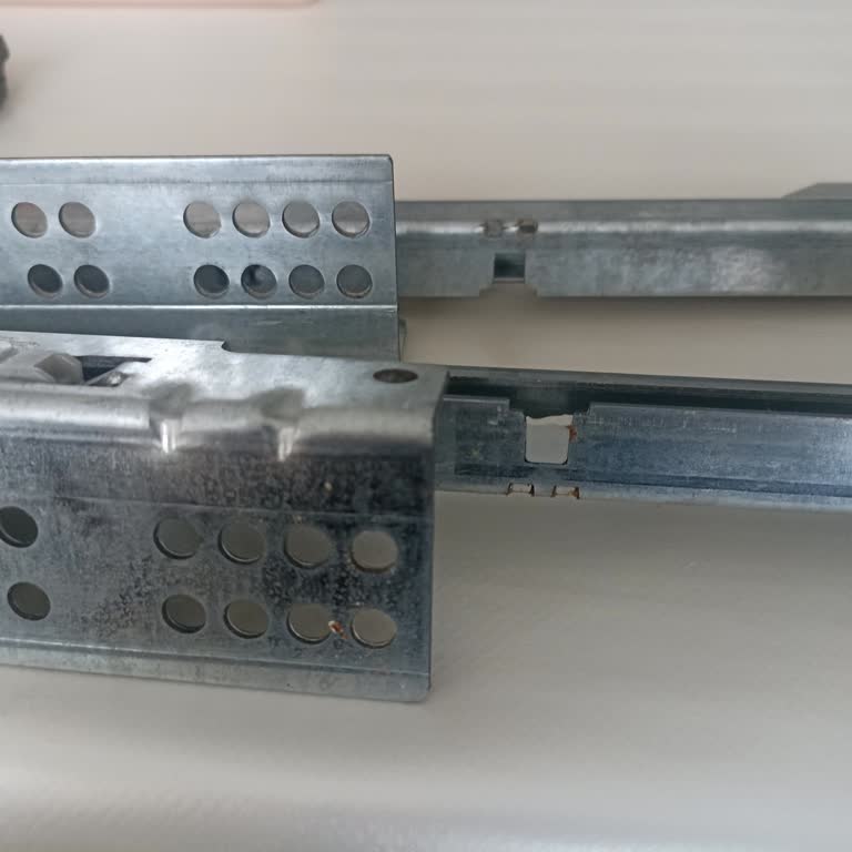 Samet Çekmece Ray Sistemindeki Kırılan Tırnak İçin Yedek Parça Talebi