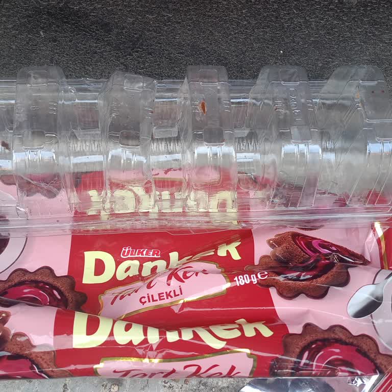 Yanıltıcı Ambalajda Sadece Altı Adet Ülker Çilekli Tart