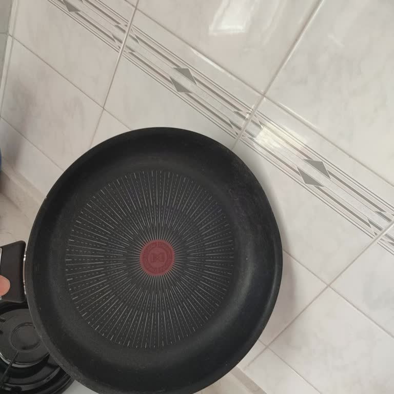 A101 Online Siparişinde Özensiz Paketleme Tava Hasarına Sebep Oldu