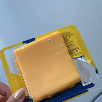 Metro Grossmarket Burger Peyniri Açılmamış Ve Son Kullanma Tarihi Geçmemiş Olmasına Rağmen Küflü