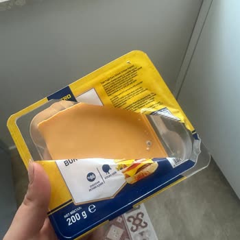 Metro Grossmarket Burger Peyniri Açılmamış Ve Son Kullanma Tarihi Geçmemiş Olmasına Rağmen Küflü