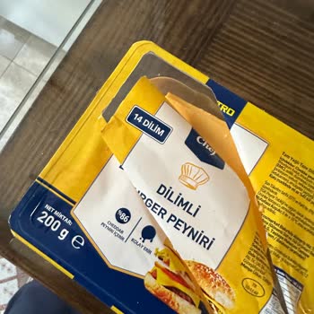 Metro Grossmarket Burger Peyniri Açılmamış Ve Son Kullanma Tarihi Geçmemiş Olmasına Rağmen Küflü