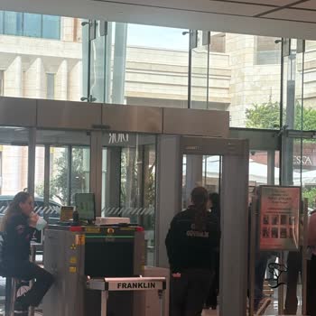 İstinyepark İzmir Giriş Personelinin Hakaretli Ve Kaba Tutumu