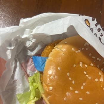 Burger King Şubesinde Eldiven Parçası Bulunan Burger Hakkında Şikayet
