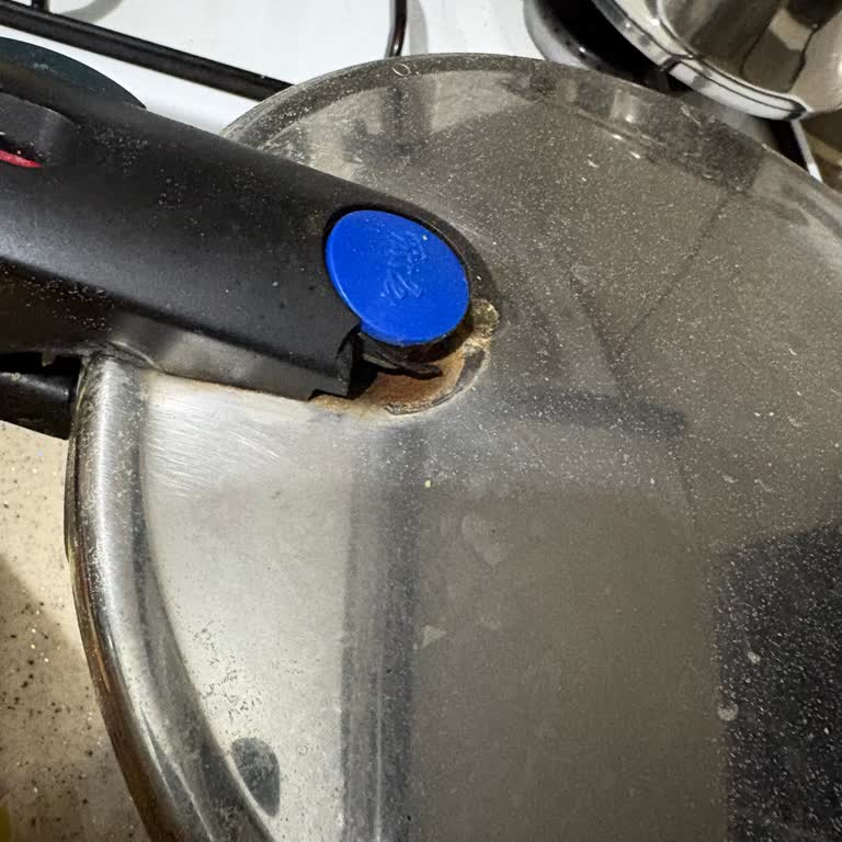 Kapak Patlamasıyla Düdüklü Tenceremde Oluşan Patlama, Yanık Ve Mülkiyet Zararları