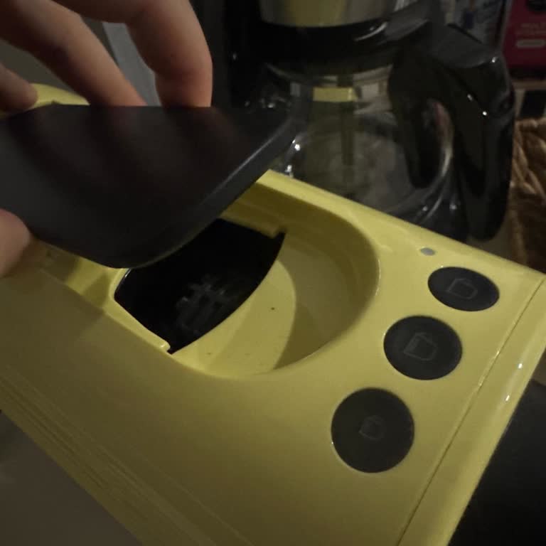 Kapsül Sıkışması Nedeniyle Cafissimo Makinesinin Kapağı Açılmıyor