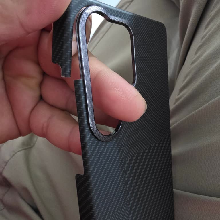 Metal Titanyum Kılıf İddiası Yanıltıcı, Plastik Kırık Kılıflar Gönderildi