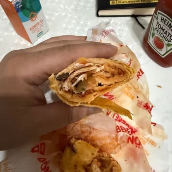 Gecikmeli Siparişte Dönerde Paslanmış Zımba Telinin Çıktığı Ve Restoranın Cevapsız Tutumu