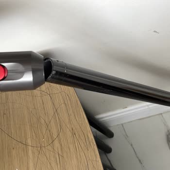 Dyson V12 Süpürgenin Parçaları Sürekli Kırılıyor, Yüksek Ücretli Değişim Teklifi