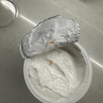 Nilky Probiyo Yoğurdunda Açılmamış Ambalajda Turuncu Yabancı