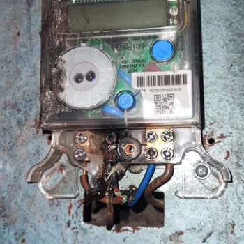 Erimiş Sayaç Nedeniyle Dairede Elektrik Yok, Gıdalar Bozuldu