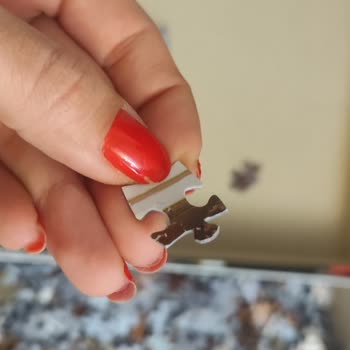 Üretim Hatası Nedeniyle Puzzle Parçaları Kırılmış Ve Yüzeyleri Soyulmuş