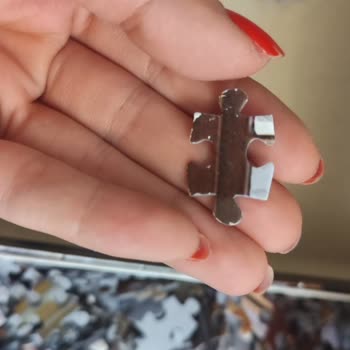 Üretim Hatası Nedeniyle Puzzle Parçaları Kırılmış Ve Yüzeyleri Soyulmuş