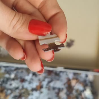 Üretim Hatası Nedeniyle Puzzle Parçaları Kırılmış Ve Yüzeyleri Soyulmuş