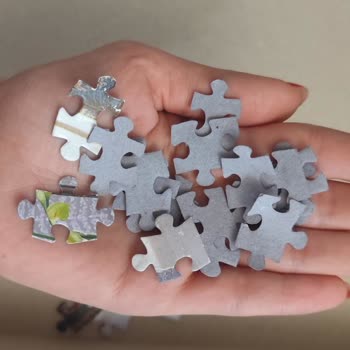 Üretim Hatası Nedeniyle Puzzle Parçaları Kırılmış Ve Yüzeyleri Soyulmuş